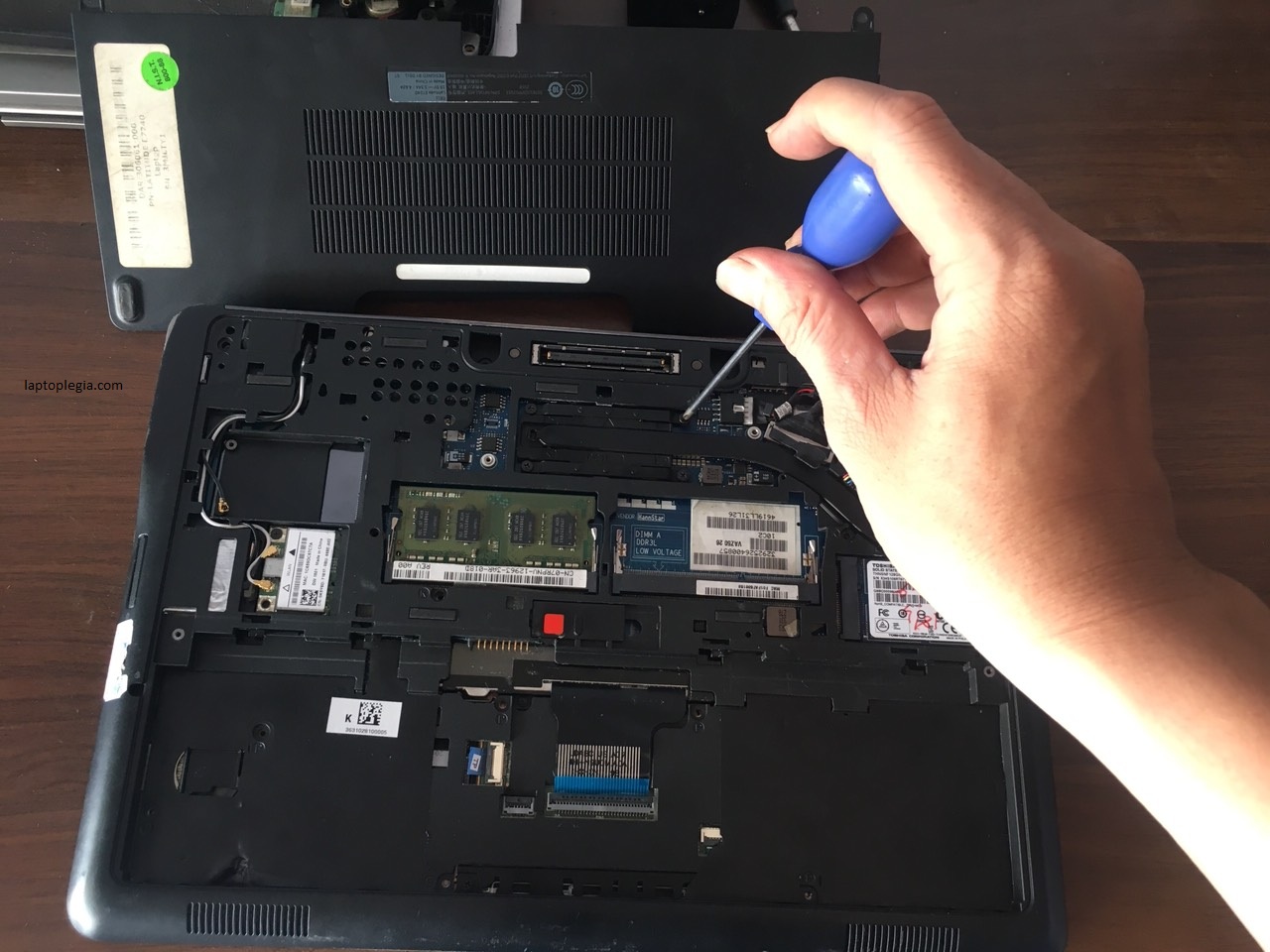 tháo lắp laptop để kiểm tra lõi