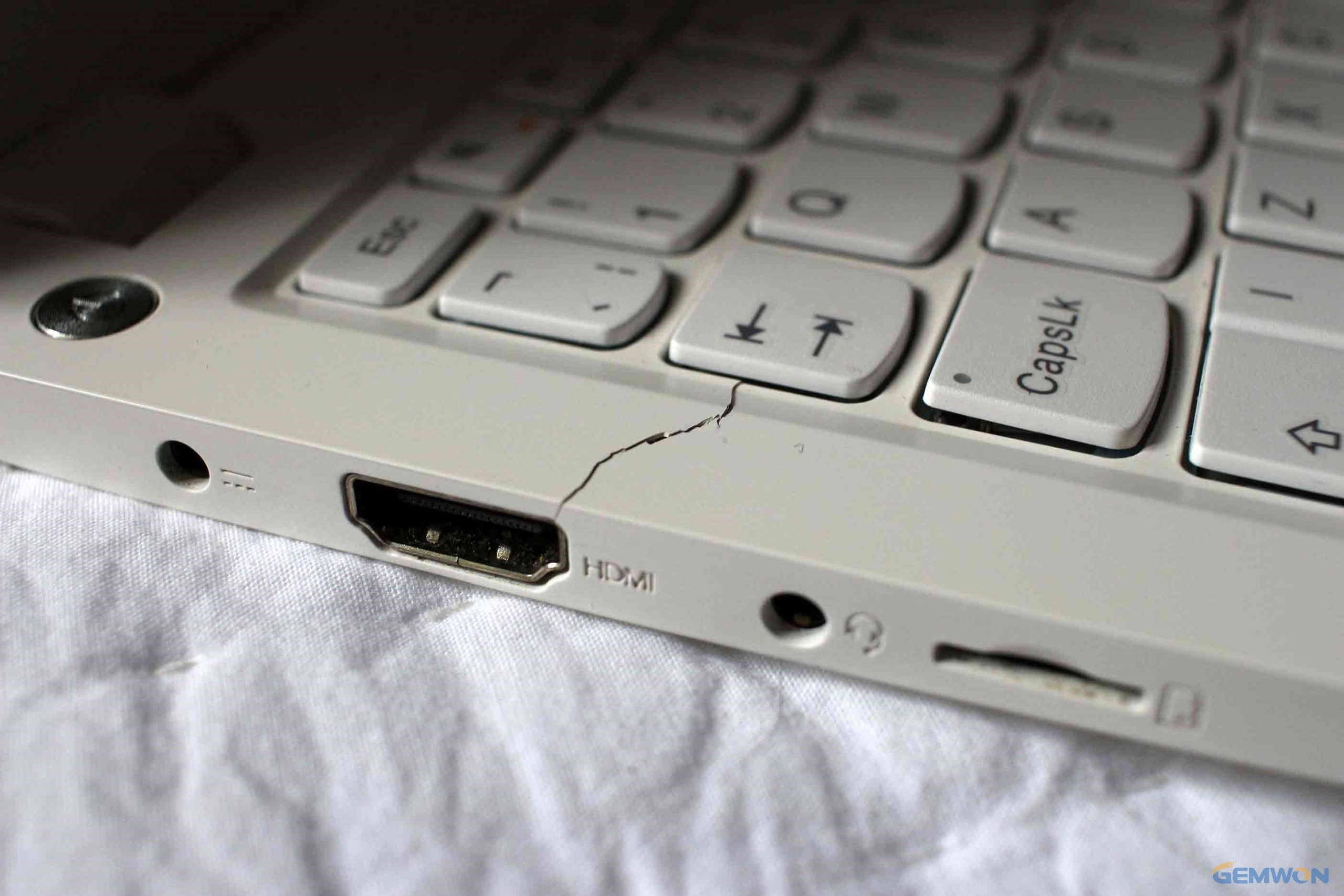 thay vỏ laptop vỏ laptop bị bể, nứt